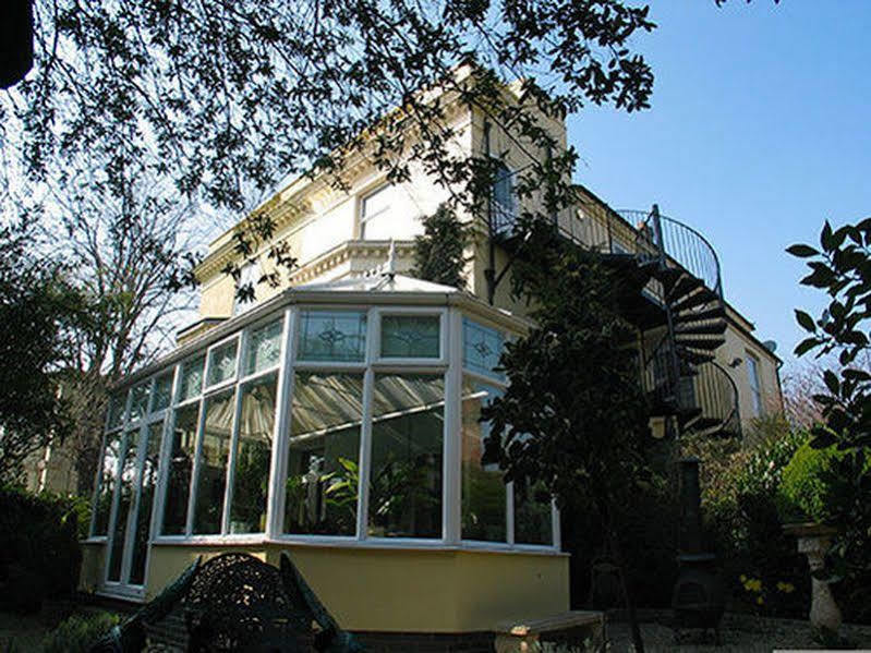 Nottingham Lodge Exterior photo